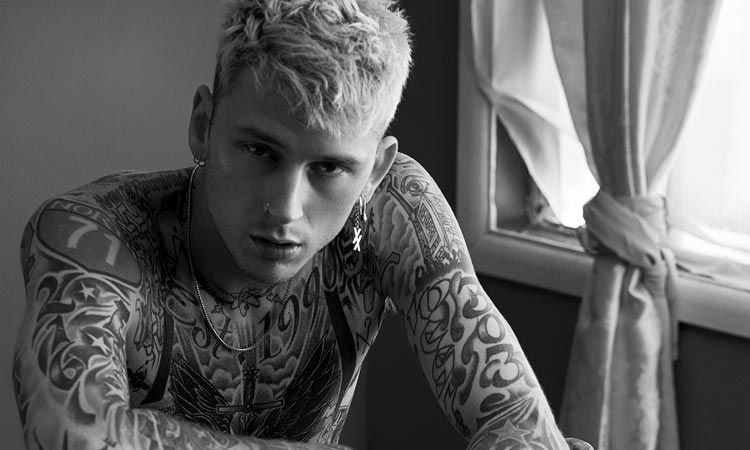 ชม Machine Gun Kelly ซิ่งรถ-ร้องแร็พ กลางทะเลทราย ในเอ็มวีเพลง El Diablo