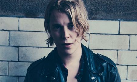 Tom Odell เผย ไม่อยากให้ก้มดูแต่โทรศัพท์ เงยขึ้นมามองความงดงามรอบตัวบ้าง